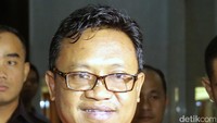 Rompi oranye sudah tersemat di badannya, sementara lelaki berkaca mata ini memanggul ransel.