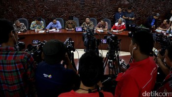 Sesuai jadwal sebelumnya, Telkom baru akan meluncurkan satelit Telkom 4 pertengahan 2018 untuk menggantikan Telkom 1.
