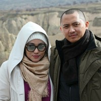 Louis Vuitton monogram rock shawl warna gold seharga Rp 11 jutaan. Foto: Dok. Instagram @anniesahasibuan