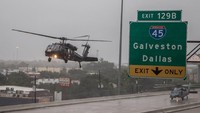 Helikopter dan kapal dikerahkan untuk membantu proses evakuasi. Foto: Texas Military Department/Handout via REUTERS