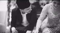 Tuh Lihat maut banget kan ya tatapan Hamish Daud ke Raisa? (Foto: Raisa dan Hamish Daud. dok Bridestory/David Salim Photography)