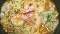 Seafood juga bisa bikin ramyun jadi istimewa. Seperti udang dan lettuce untuk ramyun kuah rasa seafood. Gurih hingga tetes kaldu terakhir!Foto: Istimewa