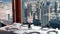 Lihat cantiknya pemandangan Dubai dari atas di At.mosphere. Restoran ini ada di lantai 122 Burj Khalifa. Ketinggiannya mencapai 1.384 kaki di atas permukaan tanah. Foto: Istimewa