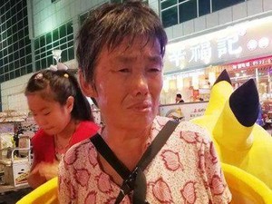 Kisah Haru Wanita 71 Tahun Pakai Kostum Pikachu Demi Pengobatan Putrinya