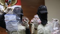 Penyidik KPK menunjukan barang bukti sebanyak 200 juta yang diamankan dari OTT.