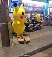 Kisah Haru Wanita 71 Tahun Pakai Kostum Pikachu Demi Pengobatan Putrinya