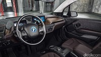 Mobil bisa melaju lebih jauh berkat baterai ion lithium berkapasitas tinggi sebesar 94Ah atau 33kWh. (dok. BMW)