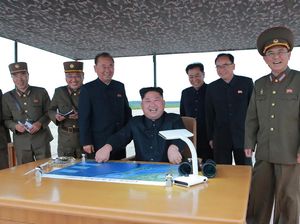 Senyum Puas Kim Jong-Un Saat Pantau Rudal Korut Diluncurkan