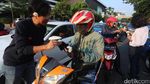 Asyik, Kontras Bagi-bagi Bunga dan Cokelat