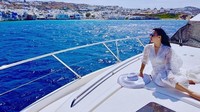 Pelantun Sesuatu ini tampak asik menikmati Yacht mewah dengan panorama kota dan pesisir laut biru. (Dok. Instagram/princessyahrini)