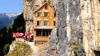 Tak ada yang menyangka kalau di pegunungan Swiss ada restoran mungil bernama Berggasthaus Aescher. Usianya sudah lebih dari 200 tahun dan bisa dijangkau dengan trekking atau naik kereta gantung. Foto: Istimewa