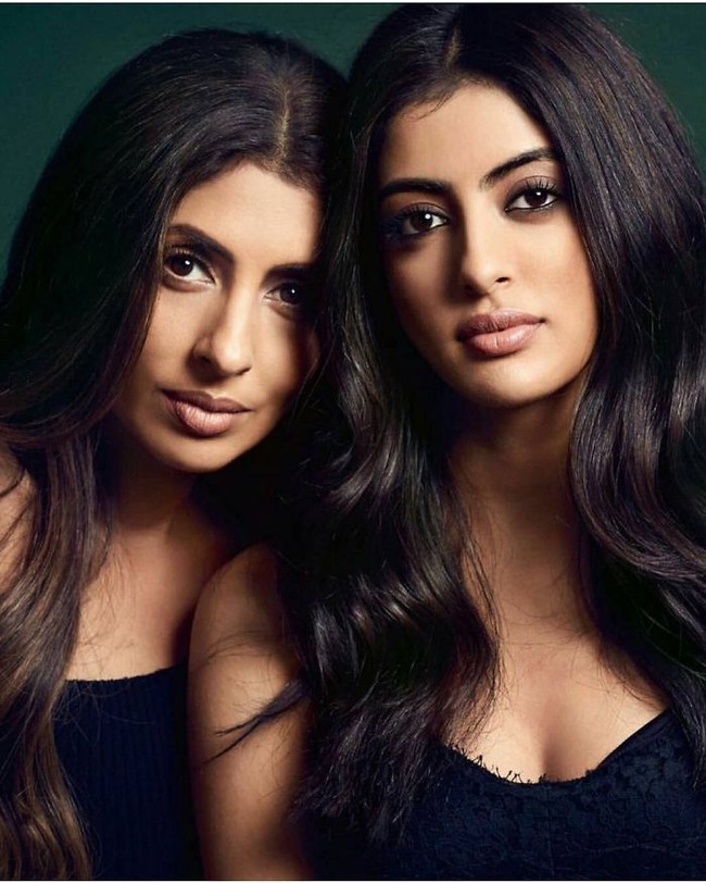 Putri aktor India Amitabh Bachchan, Shweta Nanda Bachchan (foto kiri) punya anak yang wajahnya sangat mirip dengannya. Ia adalah Navya Naveli Nanda. 