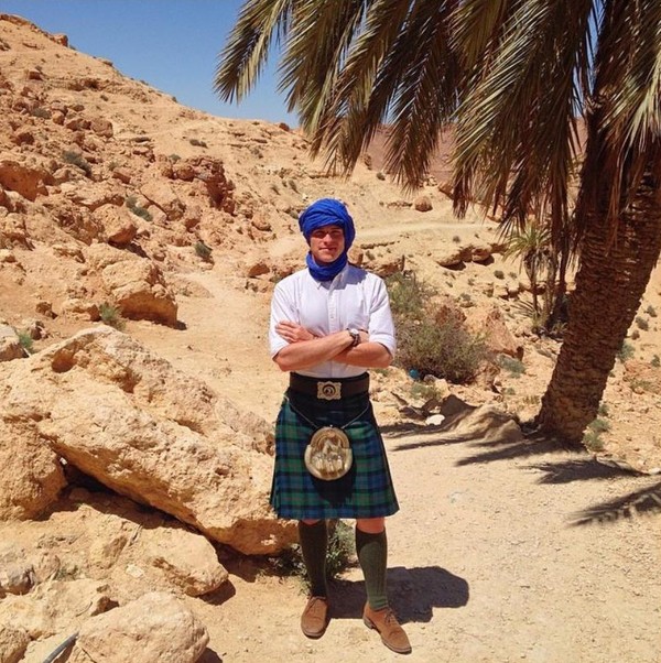 Petualangannya dimulai pada May 2014 lalu. Negara yang pertama dikunjunginya adalah Tunisia. Pria ini memainkan bagpipe dengan kilt nya (thefirstpiper/Instagram) Petualangannya dimulai pada May 2014 lalu. Negara yang pertama dikunjunginya adalah Tunisia. Pria ini memainkan bagpipe dengan kilt nya (thefirstpiper/Instagram)