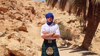 Petualangannya dimulai pada May 2014 lalu. Negara yang pertama dikunjunginya adalah Tunisia. Pria ini memainkan bagpipe dengan kilt nya (thefirstpiper/Instagram)