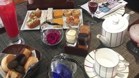 Charlie and the Chocolate Factory Afternoon Tea di One Aldwych menyajikan hidangan yang bisa dinikmati oleh orang dewasa ataupun anak. Anda bisa menikmati ayam halal dengan pemberitahuan 48 jam sebelumnya. Foto: Istimewa