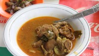 Dalam sehari, biasanya mereka menghabiskan enam ekor kambing atau sekitar 1000 porsi. (Foto: Agus Setyadi)