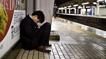 Sulitnya hidup di Jepang dengan biaya tinggi, membuat mereka yang masih muda enggan untuk menikah dan memiliki anak. (Foto: David Tesinsky)