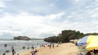 Pantai Sundak juga dapat menjadi pilihan jika ingin berwisata ke Gunungkidul. Tebing-tebingnya yang indah terasa senada dengan suasana pantai yang bikin rileks (Darwance Law/dTraveler)