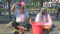 Aksi teatrikal ini dilatarbelakangi dari keprihatinan Kyai Matdon dan Taufik, di mana setiap kali Pilkada digelar, warga selalu menjadi korban kebohongan kampanye para politisi yang berebut kekuasaan/Foto: Mukhlis Dinillah