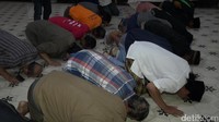 Sejumlah PNS Kota Tegal melakukan sujud syukur. Mereka merasa wali kota yang akrab dipanggil Bunda Sitha sering sewenang-wenang dengan membebastugaskan PNS yang kritis (Imam Suripto/detikcom)