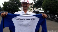 Seorang PNS menunjukan kaus kampanye Wali Kota Tegal Bunda Sitha. Namun wajah Wali Kota sengaja dihapus sebagai bentuk protes (Imam Suripto/detikcom)