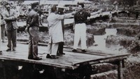 Pembangunan Tugu Monas terdiri dari dua tahapan. Tahap pertama pada tahun 1961-1965, yang diawali dengan peletakan beton pertama oleh Presiden Sukarno sebagai pondasi bangunan pada 17 Agustus 1961. Dok. Adhi Karya.