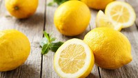 Lemon bisa menambah aroma segar dan mengempukkan daging. Balurkan saja air lemon pada permukaan daging lalu simpan di kulkas selama beberapa jam sebelum masak. Foto: Istimewa