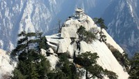 Teahouse paling sulit dijangkau di dunia adalah Huashan Teahouse, China. Lokasinya ada di gunung Hua dengan ketinggian 7.000 kaki di atas permukaan laut. Hanya pendaki profesional yang disarankan berkunjung ke sini. Foto: Istimewa