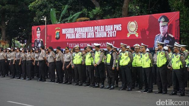 Dalam prosesi ini, Kapolda Metro Jaya Irjen Idham Azis meminta para purnawirawan tetap berkontribusi