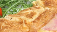 Punya sisa smoked beef atau beef luncheon atau ayam asap, taruh di permukaan omelet, beri sedikit keju kemudian lipat dan matangkan. Rasanya makin gurih mantap!Foto: Istimewa