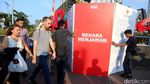 Asyik, Kontras Bagi-bagi Bunga dan Cokelat