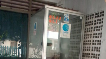 Wartel sudah mulai ditinggalkan, tapi masih ada yang menggunakan jasanya. Foto: istimewa