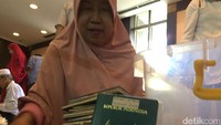 Ibu ini juga berjibaku mencari paspor. Impiannya pergi umrah tertunda karena jadi korban First Travel. Foto: Parastiti Kharisma Putri/detikcom