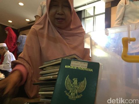 Paspor juga disimpan di kontainer plastik warna putih bening