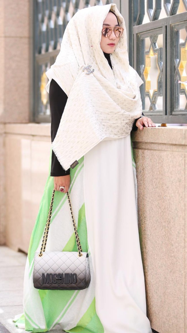 Louis Vuitton monogram so glitter stole warna putih seharga US$ 740 atau sekitar Rp 10 juta. Foto: Dok. Instagram @anniesahasibuan