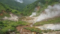 Boiling Lake pertama kali ditemukan oleh dua orang penjelajah asal Inggris, Edmund Watt dan Henry Alfred Alford Nicholls di tahun 1870. Dari pertama kali ditemukan hingga kini, suhu air danaunya tetaplah stabil (Dok. UNESCO)