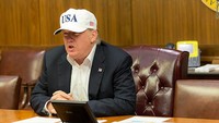 Topi bertuliskan USA itu diberi nama Official USA 45th Presidential Hat dan dijual seharga US$ 40 (Rp 525 ribu) oleh tim kampanye Trump. Foto: Getty Images