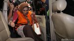 Foto: Senyuman Bunda Sitha Saat Ditahan KPK dan Berompi Oranye