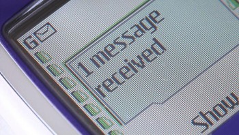 Belum ada BBM atau WhatsApp. Komunikasi masih banyak lewat SMS. Foto: Istimewa