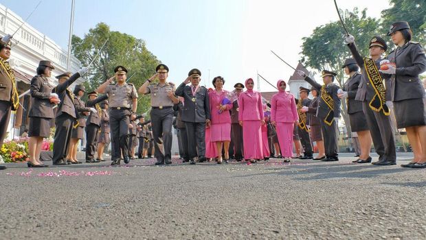 Para wisudawan ini mendapat kehormatan pedang pora
