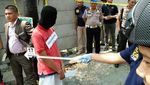 Foto: Reka Ulang Adegan Pembunuhan Sadis Nenek Elih