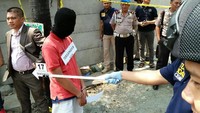 Elih mengalami luka bacok. Kondisinya mengenaskan. Pergelangan lengan putus dan paha luka robek. Foto: Bil Wahid/detikcom