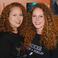 Punya wajah yang mirip dengan tipe rambut yang sama, ibu dan anak ini sering dibilang seperti kakak beradik. 