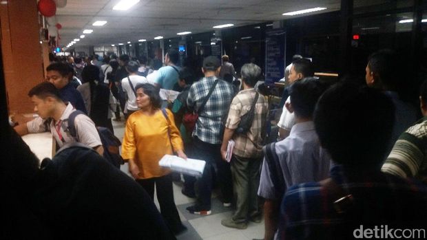 Antrean wajib pajak dari lantai tiga hingga lantai satu
