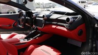 Masuk ke kabin Ferrari GTC4Lusso T ini kemewahannya langsung terasa. Lapisan kulit berwarna merah dan hitam bisa disesuaikan oleh selera konsumen. Mobil yang dikendarai detikOto ini juga memiliki panoramic roof dan terdapat serat karbon di beberapa bagiannya, sangat terasa mewahnya.
