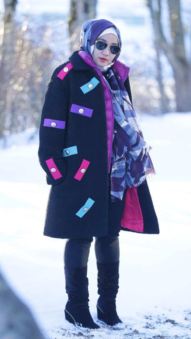 Burberry painted camo check gauze scarf warna biru seharga US$ 450 atau sekitar Rp 6 juta. Foto: Dok. Instagram @anniesahasibuan