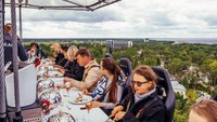 Dinner in the Sky dijamin membuat Anda ngeri saat bersantap. Pasalnya Anda duduk di kursi mirip wahana bermain. Barulah Anda mencicip hidangan sambil melihat pemandangan kota dari ketinggian 50 meter. Foto: Istimewa