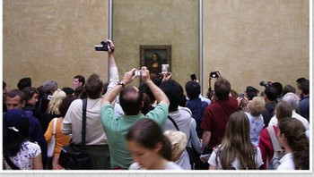Harapannya ketika mengambil lukisan legendaris Monalisa akan bisa leluasa, kenyataannya harus bisa mencari spot foto yang bagus menghindari keramaian.  (Foto: boredpanda)