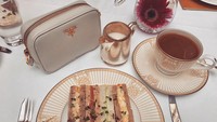 Di Winter Garden di Landmark, Anda bisa menikmati afternoon tea di tengah pohon palem dan lillies. Anda bisa memesan makanan halal seperti ayam dan dessert cantik. Foto: Istimewa