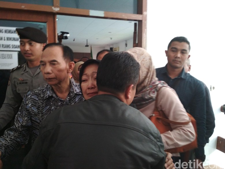 Eks Walkot Cimahi Atty Suharti Menangis Usai Divonis 4 Tahun Bui Eks Walkot Cimahi Atty Suharti Menangis Usai Divonis 4 Tahun Bui